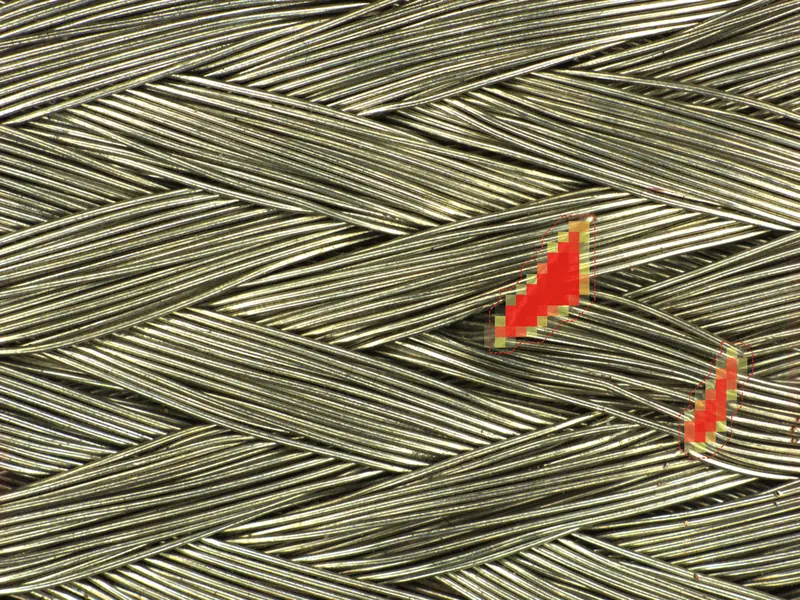 Segmentación de defectos en un cable trenzado, marcados en rojo