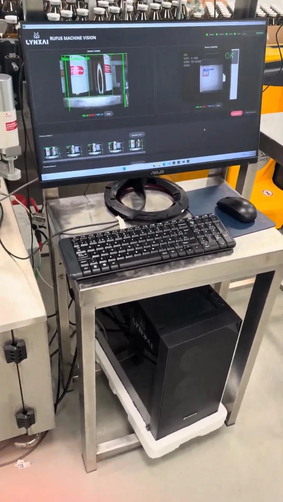 Puesto de inspección RUFUS en una línea farmacéutica: monitor con el software y PC industrial LYNXAI